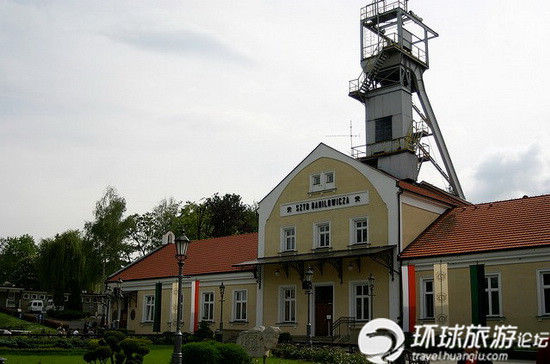 波兰千年盐矿地下百米有教堂