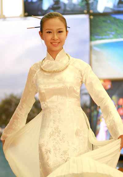 越南美女演绎国服奥黛的万千风情