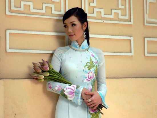 越南美女演绎国服奥黛的万千风情