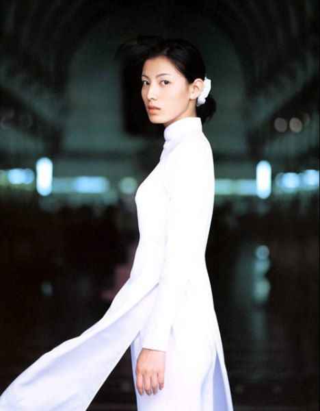 越南美女演绎国服奥黛的万千风情