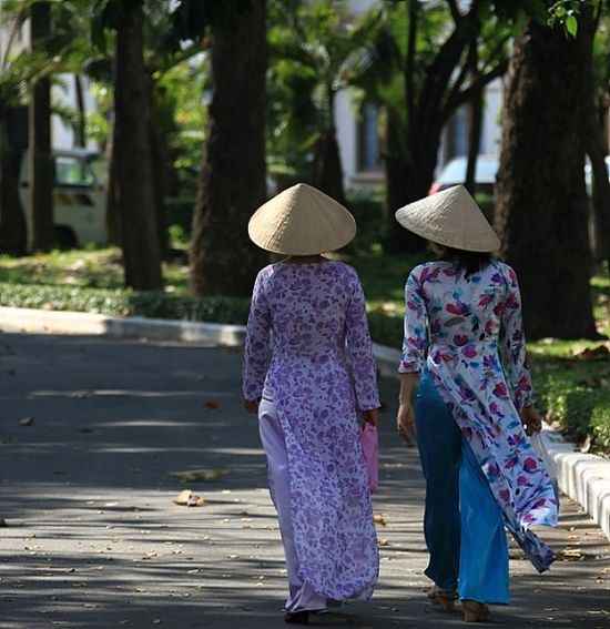 越南美女演绎国服奥黛的万千风情