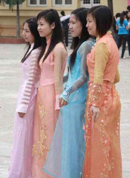 越南美女演绎国服奥黛的万千风情