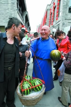北京前门鲜鱼口美食街重张 旧时繁华曾胜大栅栏