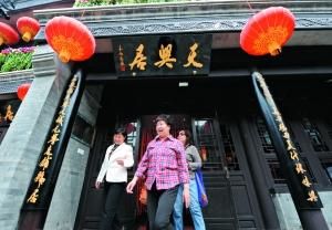 北京前门鲜鱼口美食街重张 旧时繁华曾胜大栅栏