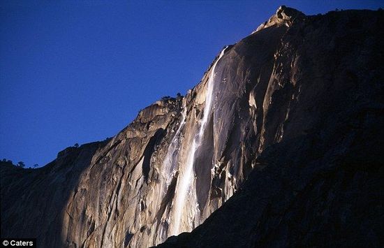 冰火两重天 美国惊现火瀑布
