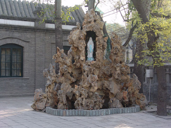 避免职场过劳 下班后在京城内闲庭漫步